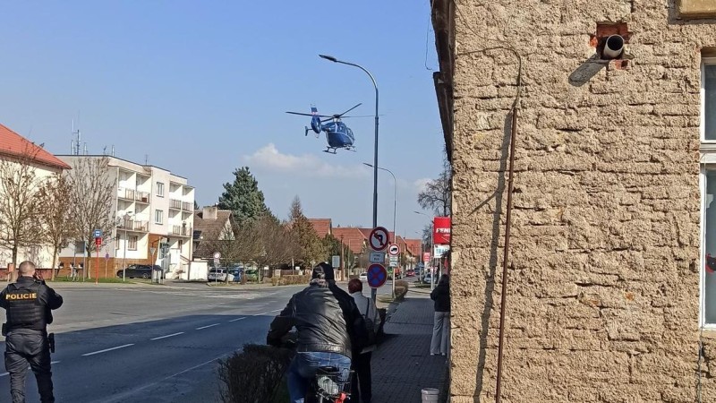Do Unho&scaron;ti přiletěl vrtuln&iacute;k. Nakonec odletěl s pr&aacute;zdnou