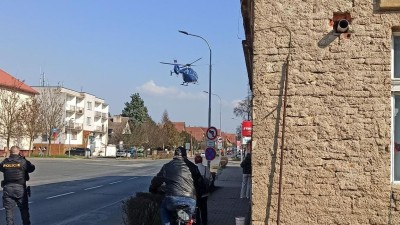 Do Unho&scaron;ti přiletěl vrtuln&iacute;k. Nakonec odletěl s pr&aacute;zdnou
