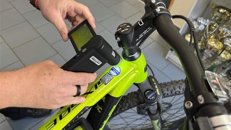 Strážníci a policisté v Kladně letos forenzně označili kola za více než 6,2 milionů korun, poslední termín mohou zájemci využít v listopadu