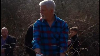 Prezident Petr Pavel se práce nebál, pomohl dětem s ochranou Netovické stráně