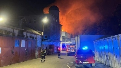 Hasiči likvidují velký požár v pekárně v Berouně