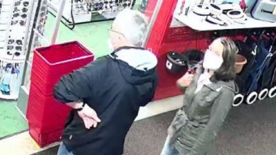 Policie hledá dvojici na fotografiích, mohli by objasnit krádež