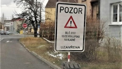 V Kladně se uzavřela ulice Kralupská, bourá se tam most