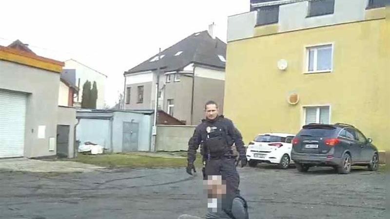 Opil&yacute; a zfetovan&yacute;. Srbsk&yacute; řidič dod&aacute;vky utekl od nehody, chytli ho hned