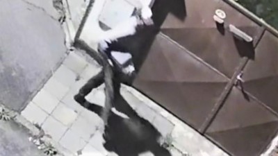 VIDEO: Kladenští policisté pátrají po muži z videa, poznáváte ho?