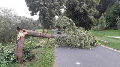 Rušná bouřlivá noc v kraji! Hasiči mají za sebou tři stovky výjezdů