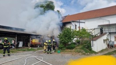 V Tuchoměřicích hořelo auto i garáž