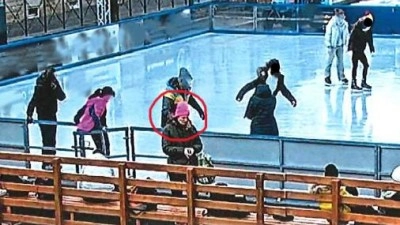 Policie pátrá po ženě, která na kluzišti na Kladně sebrala kabelku