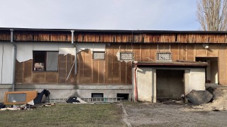 V Unhošti demolují přístavbu školy s azbestem. Podle svědků ne bezpečně a hned vedle dětí