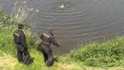 VIDEO: Lidem jde v létě u vody o život. Středočeši se učí záchranu tonoucích