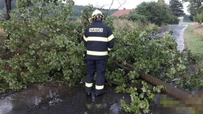 Živly opět v akci, hasiči v pátek odpoledne vyjížděli k více než osmdesáti událostem