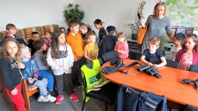 Malí školáci navštívili policejní služebnu ve Slaném