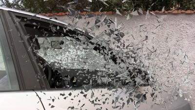 U Brandýsku havaroval osobní vůz a motocykl, kolize si vyžádala zranění osob