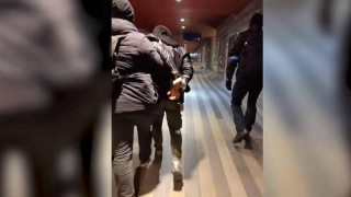 Cizinec připravil lidi v Česku o několik milionů korun, foto z jeho zadržení zdroj Policie ČR