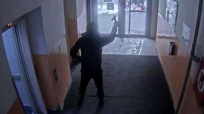 Silvestr pod vlivem drog. Mlad&iacute;k v Holandsk&eacute; ohrožoval noži rodinu