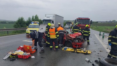 Těžká havárie na obchvatu Slaného! Hasiči museli jednoho člověka vyprošťovat