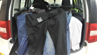 Zloději ukradl oblečení, popral se s ostrahou a chtěl vzít do zaječích. Nepodařilo se