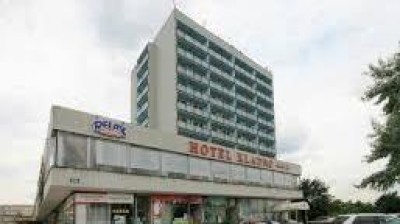 Agresivní host nesmyslně vyhrožoval recepční, skončil v poutech strážníků a putoval na policii