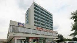 Agresivní host nesmyslně vyhrožoval recepční, skončil v poutech strážníků a putoval na policii