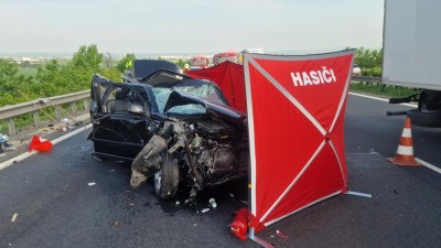 Obrazem: Střet kamionu s osobním autem, ve kterém jelo malé dítě. Auto vypadá na odpis, ale posádka snad bude v pořádku