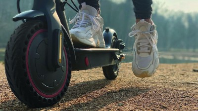 Srážku s autobusem teenager na elektrokoloběžce nepřežil