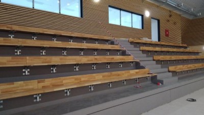 Ve sportovní hale ve Slaném jsou hotové tribuny
