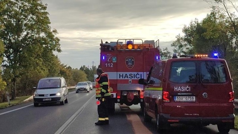 Pozor na silnici na Buštéhrad, hasiči likvidují ropu na vozovce