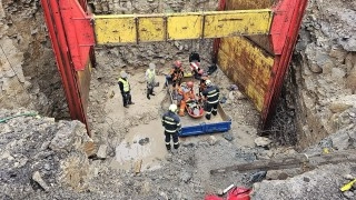 Náročný zásah hasičů. Zachraňovali muže, co spadl do výkopu