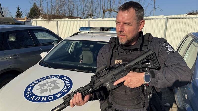 Kladen&scaron;t&iacute; str&aacute;žn&iacute;ci jsou vyzbrojeni dlouh&yacute;mi zbraněmi