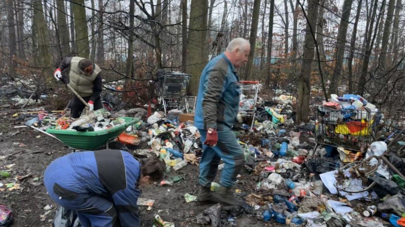 Kladno uvedlo, že bezdomovec pan V&iacute;&scaron;ek poru&scaron;uje na Kožovce z&aacute;kon o odpadech