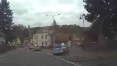 VIDEO: Téměř třicet kilometrů honili policisté v několika vozech i s vrtulníkem řidiče BMW