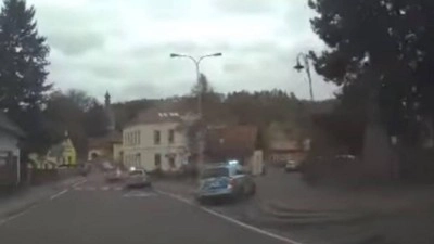VIDEO: Téměř třicet kilometrů honili policisté v několika vozech i s vrtulníkem řidiče BMW