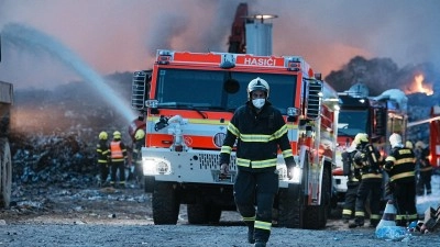 Boj s ohněm na skládce v Rynholci pokračuje. Větrat se nemá kvůli zápachu, nikoliv kvůli škodlivinám