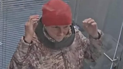 VIDEO: Muž zapomněl v bance v Kladně svůj telefon. V daném čase se tam nacházela i tato žena. Neznáte její totožnost?