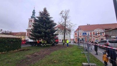 Město Slaný už má svůj strom i betlém, kterému opět přibydou další figury