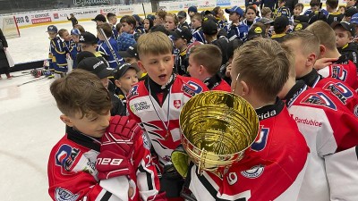 VIDEO: Sev.en Hockey Cup vracel dětem znovu chuť ke sportování. Turnaj vyhrálo Kladno, pohár mají Pardubice