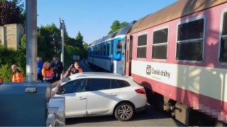 Na železnici se srazilo auto s vlakem, trať na Ostrovec stojí