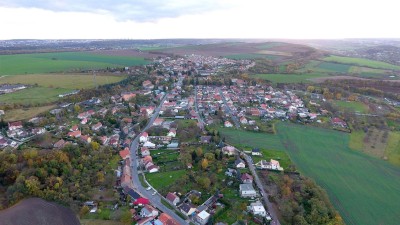 Jel pod vlivem alkoholu, v obci Pchery dostal smyk, napálil to do lampy a se spolujezdcem skončili v autě vzhůru nohama