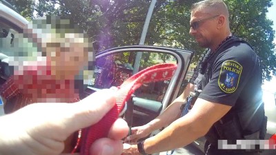 Kladenští strážníci pomohli muži s nepojízdným vozíkem