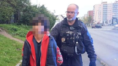 Kladenští strážníci se vyznají. Podezřelého šestnáctiletého hocha našli v centru města