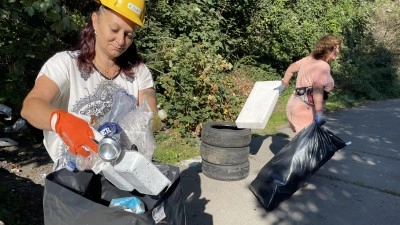 VIDEO: Lidé uklidili část Dubí, upravený zelený pás je lépe oddělí od teplárny