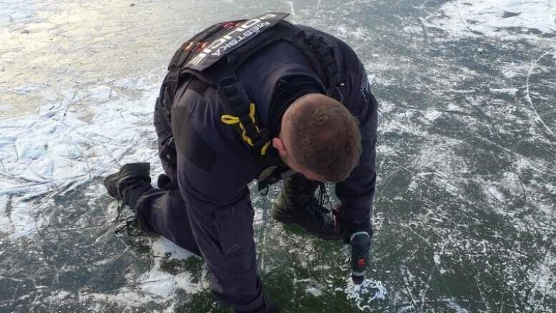 Hl&iacute;dky městsk&eacute; policie kontrolovaly tlou&scaron;ťku ledu na kladensk&yacute;ch rybn&iacute;c&iacute;ch