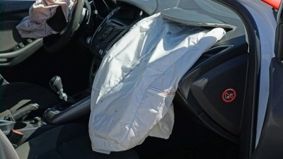 U Slaného srážka dvou aut se zraněním, u Sýkořic havaroval motocyklista