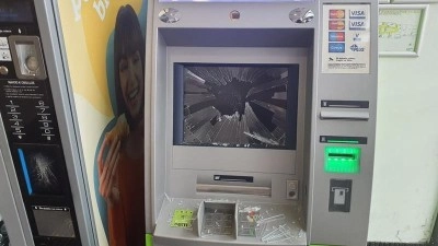 Agresivní muž dal bankomatu co proto, ale zranil se a kapky krve přivedli strážníky až před práh jeho bytu