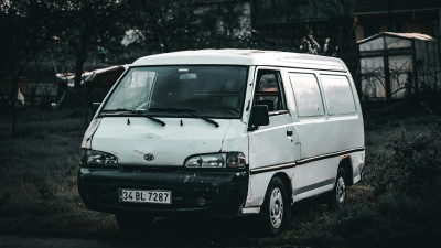 Jezd&iacute; po Kralupech b&iacute;l&aacute; dod&aacute;vka a sb&iacute;r&aacute; ženy? Policie se vyj&aacute;dřila