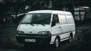 Jezd&iacute; po Kralupech b&iacute;l&aacute; dod&aacute;vka a sb&iacute;r&aacute; ženy? Policie se vyj&aacute;dřila