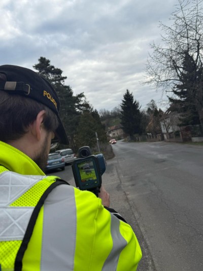 Policist&eacute; na Kladensku kontrolovali rychlost. Někteř&iacute; řidiči v&yacute;razně překračovali limity