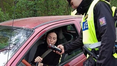 Střízlivým řidičům dávali policisté na Kladně nealko pivo