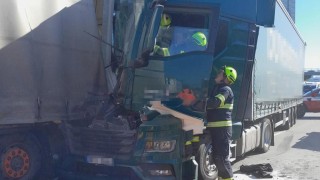 Hasiči na obchvatu museli vystříhávat řidiče kamionu