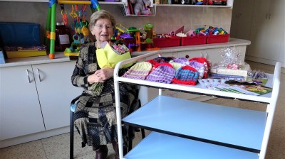 Malí pacienti z dětského oddělení dostanou krásné pletené čepičky